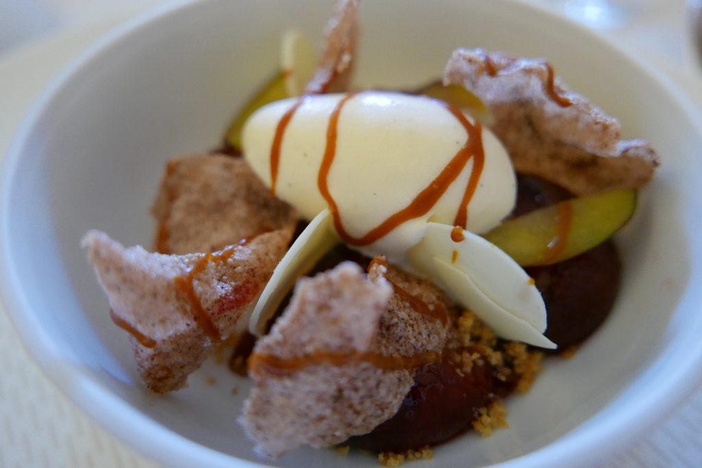Quetsches d'Alsace, crème vanille, glace amande et chips de riz © GP