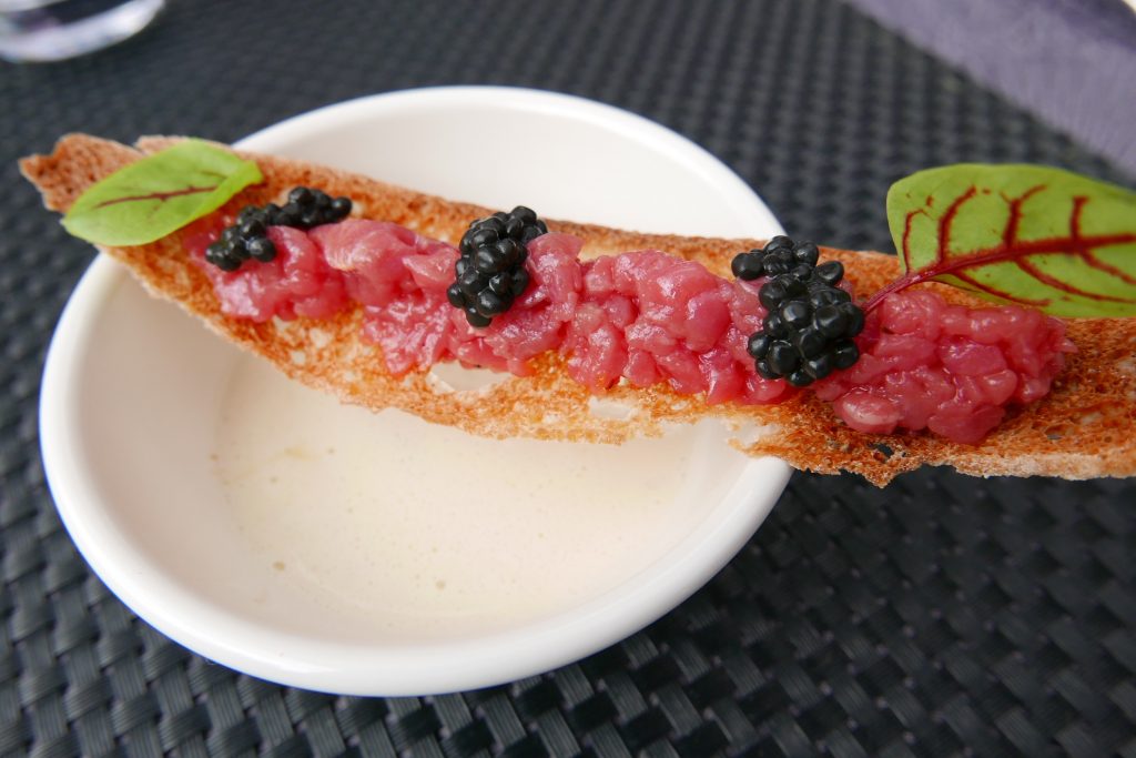 Velouté de girolles, mousseux de cébettes, tartare de boeuf et caviar de hareng © GP