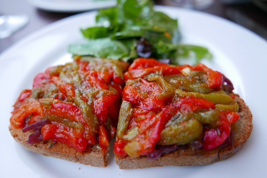 Tartine d'oignons rouges et poivrons © GP