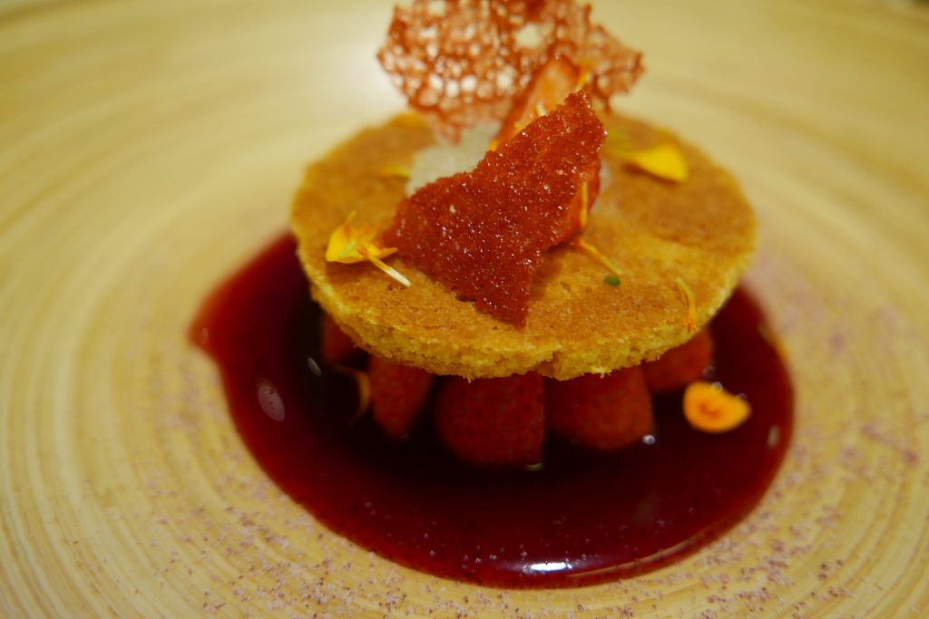 Tartelette aux fraises et jus de cassis © GP