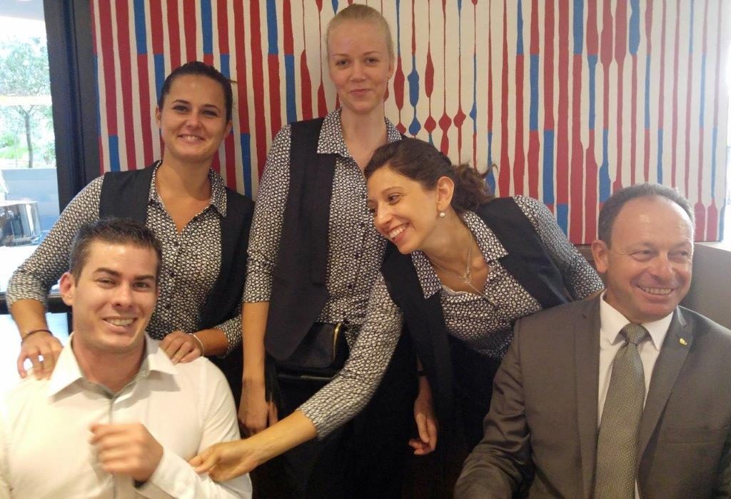 Quentin, Vincenzo et les girls © AA