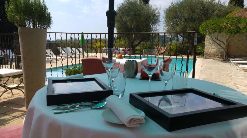 Une table en terrasse © AA