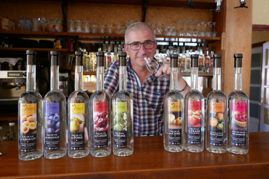 Alain Servat au comptoir avec ses eaux de vie © GP
