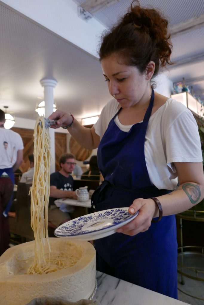 Service des linguine "cacio e pepe" © GP