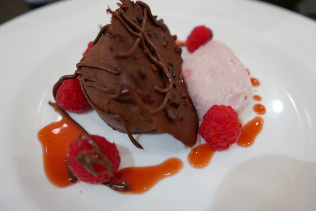 Truffe au chocolat, mousse framboise © GP