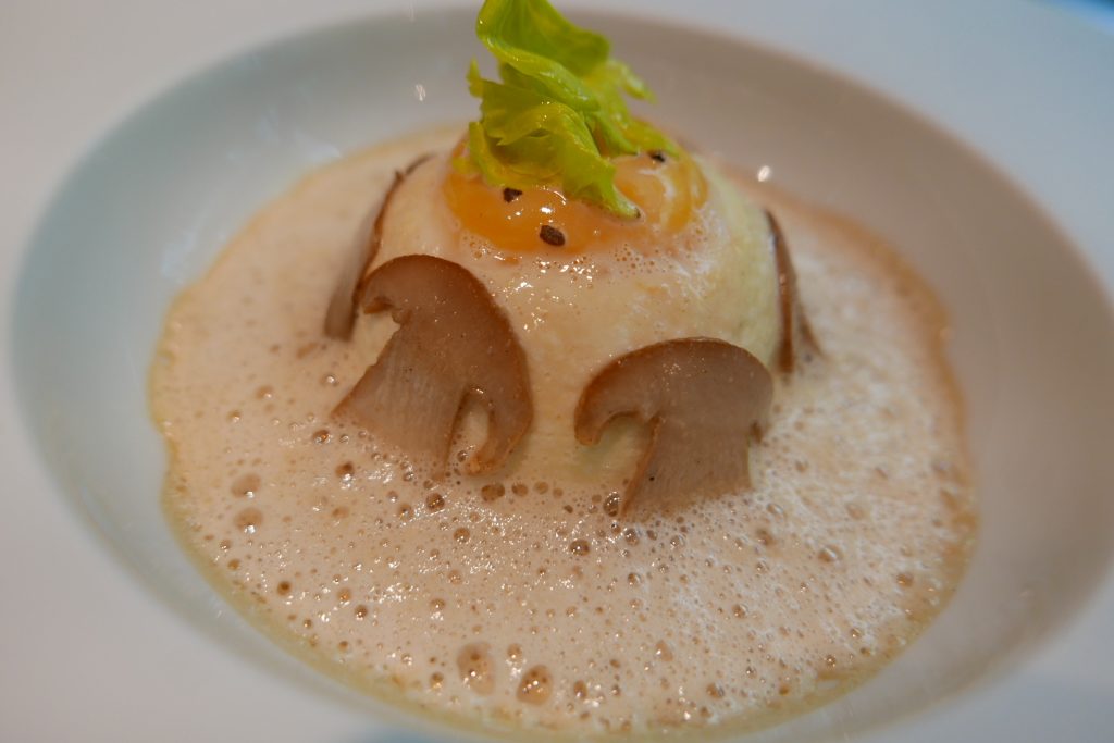 Blanc manger, œuf bio, émulsion de cèpes et jaune coulant © GP
