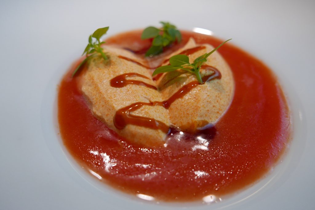 Île flottante, poivron rouge, zéphyr coulis de tomate © GP