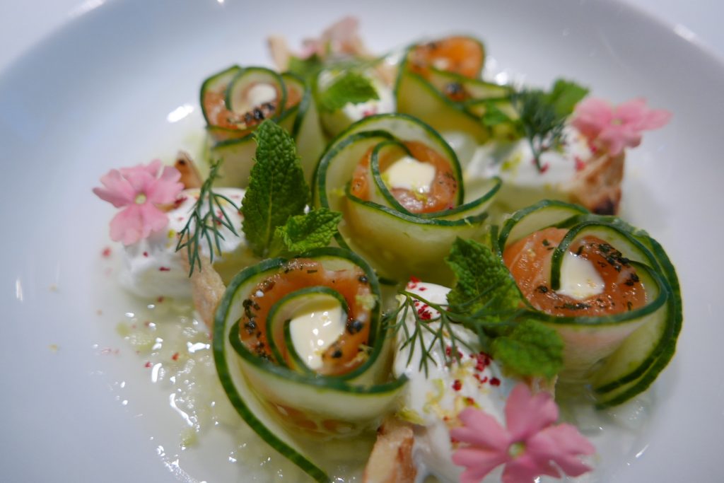 Saumon gravlax, gelée de concombre à la menthe suisse © GP