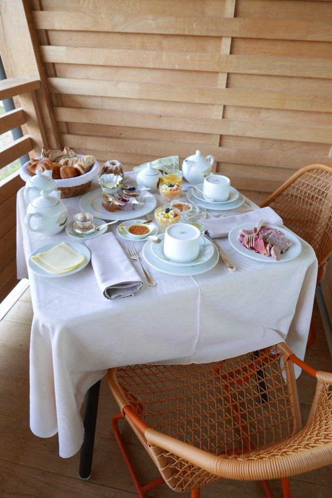 Petit-déjeuner sur le balcon © GP