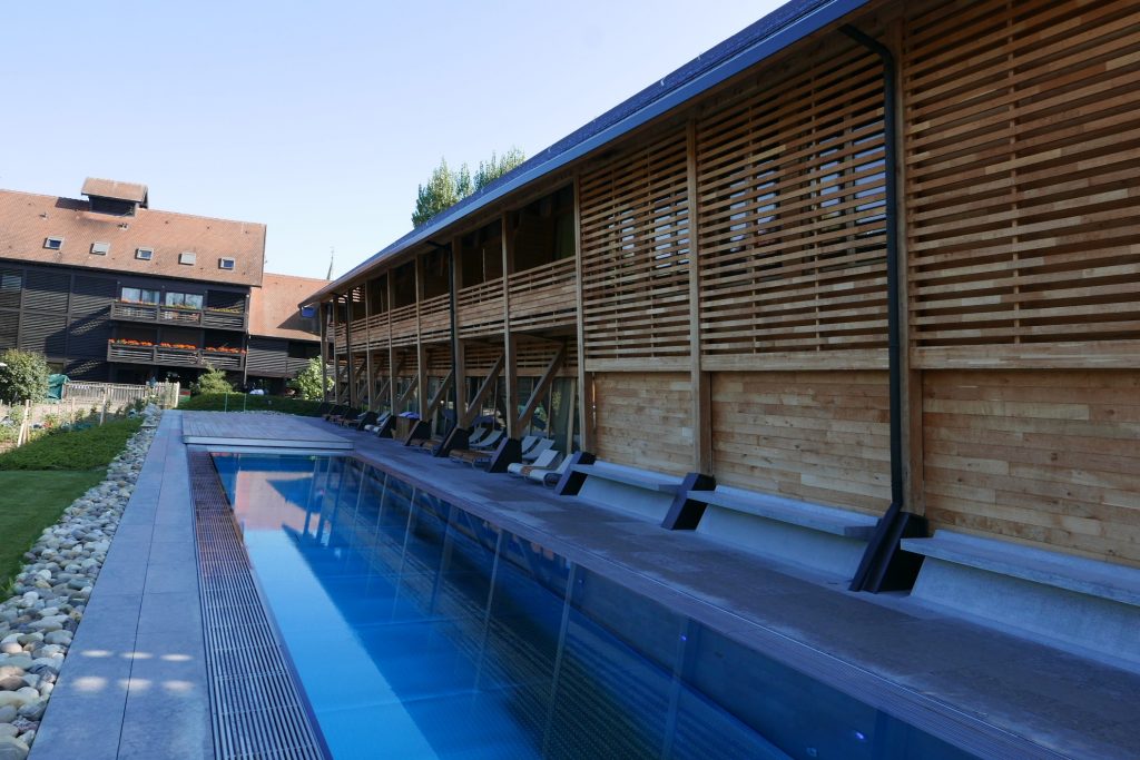 Façade du nouveau bâtiment et piscine © GP
