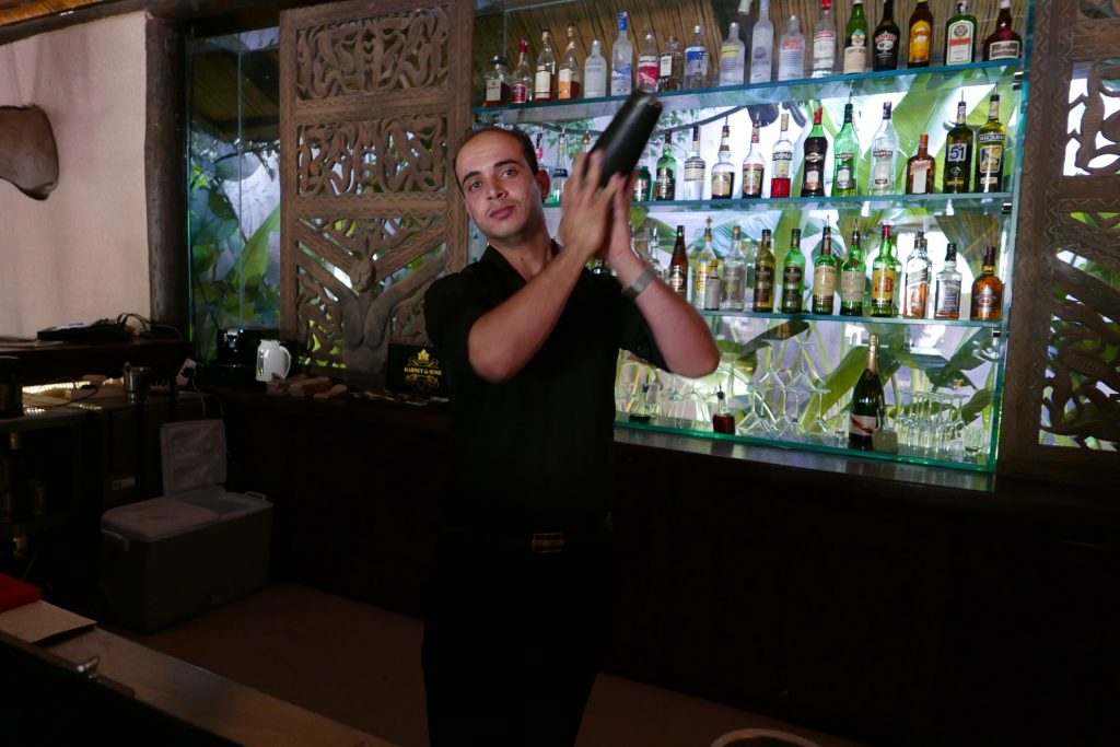 Le barman et son shaker © GP