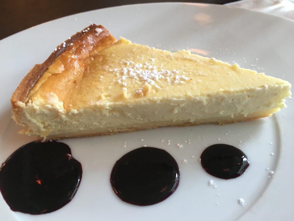 Tarte au fromage et coulis de myrtilles © GP