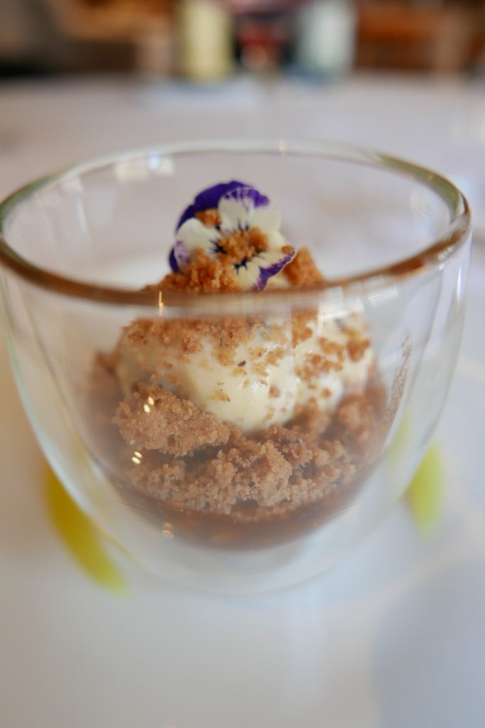 Pomme confite au four, streussel cannelle, glace rhum raisin © GP