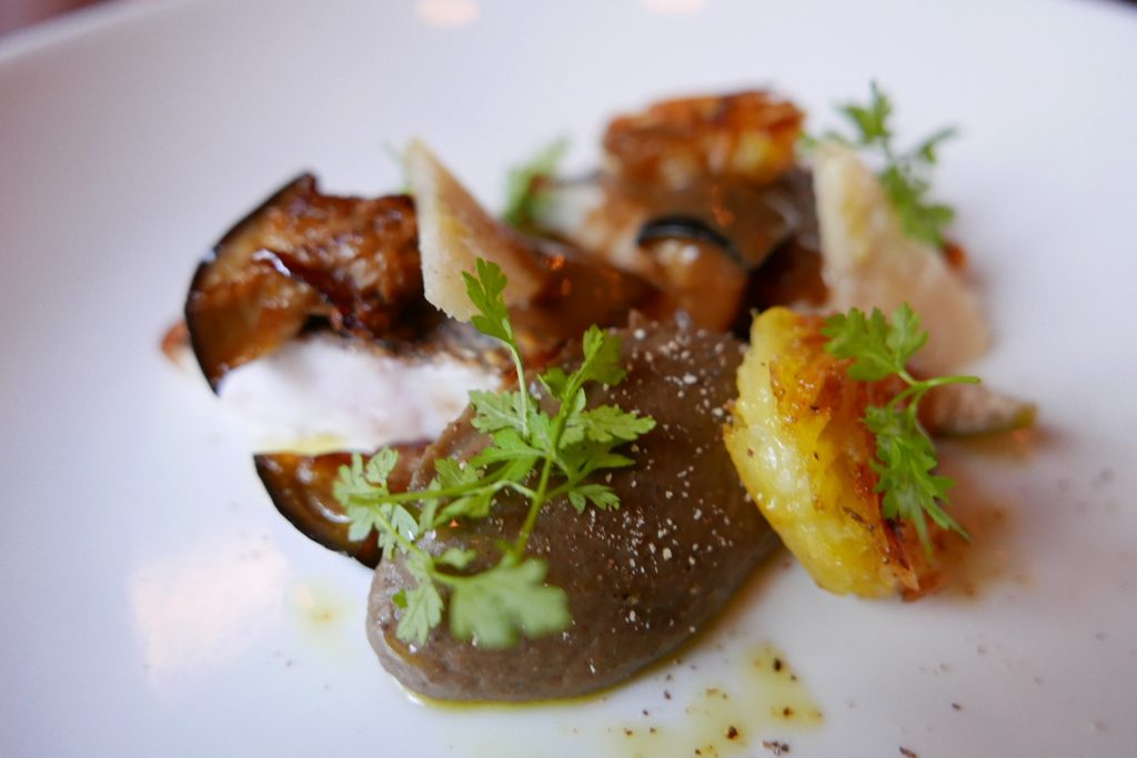 Dorade grise, darphin et aubergines © GP