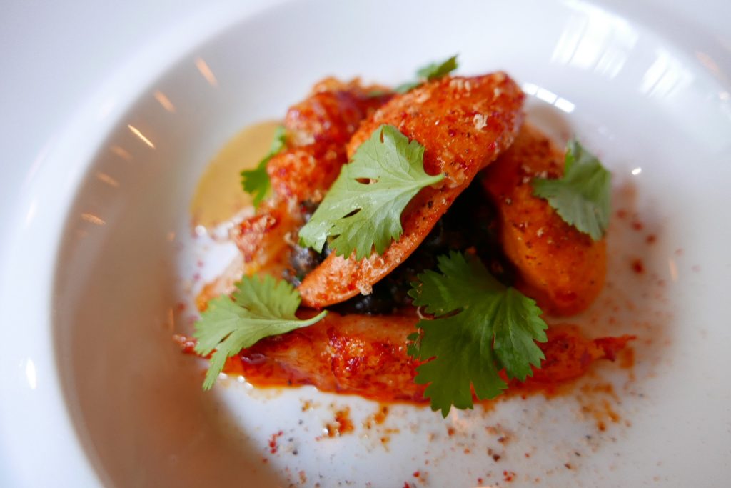 Homard, pois chiches noirs et chorizo, carottes et galanga © GP