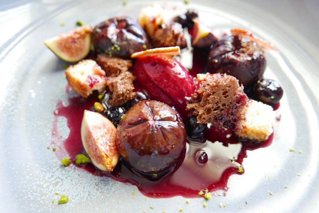Figue rôtie avec sangria de cassis et panettone caramélisé © GP