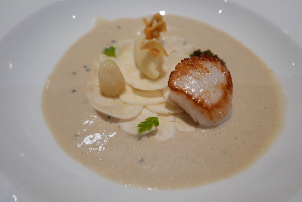 Saint-jacques snackées sauce caviar © GP