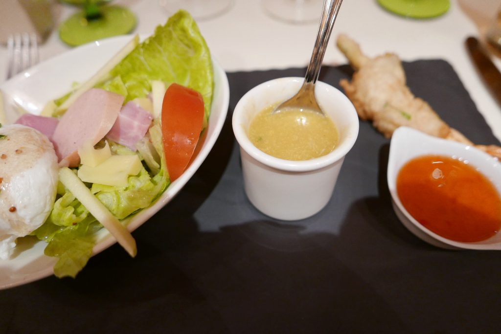 Salade de cervelas et gruyère, œuf poché, soupe de légumes et crustacés © GP