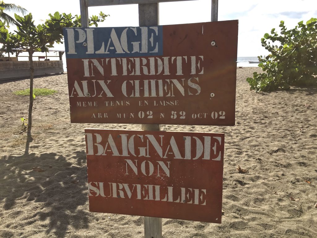 Panneau sur la plage © GP