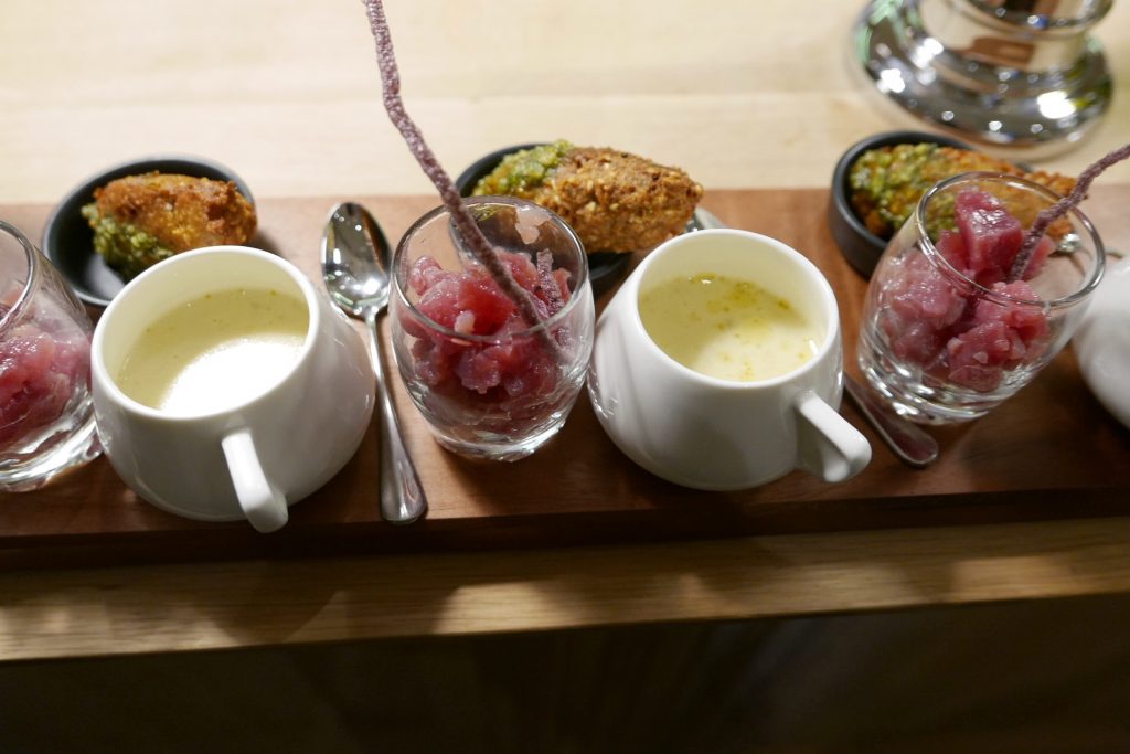 Tartare de thon, velouté de topinambours, falafel au pesto © GP
