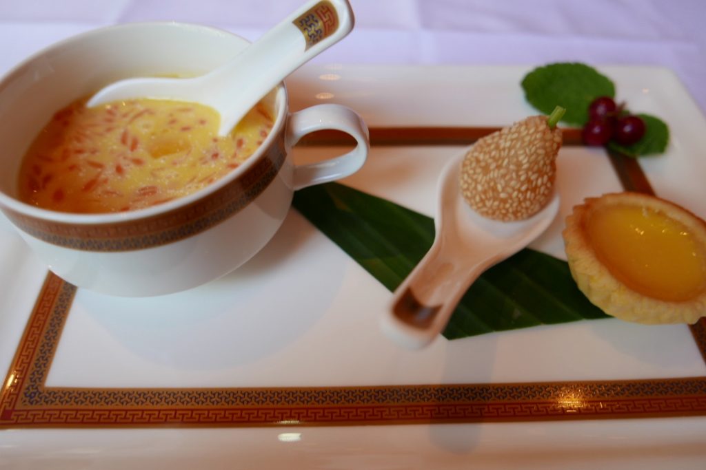 Crème de mangue, boule de riz au sésame, tarte aux oeufs © GP