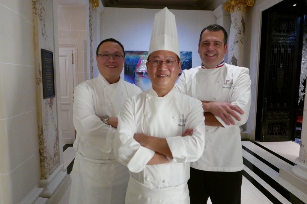 Le chef Ma Peter avec son adjoint et Christophe Raoux © GP