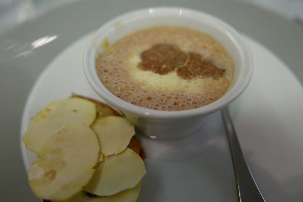 Bouillon mousseux de châtaigne, poule faisane et truffe blanche © GP