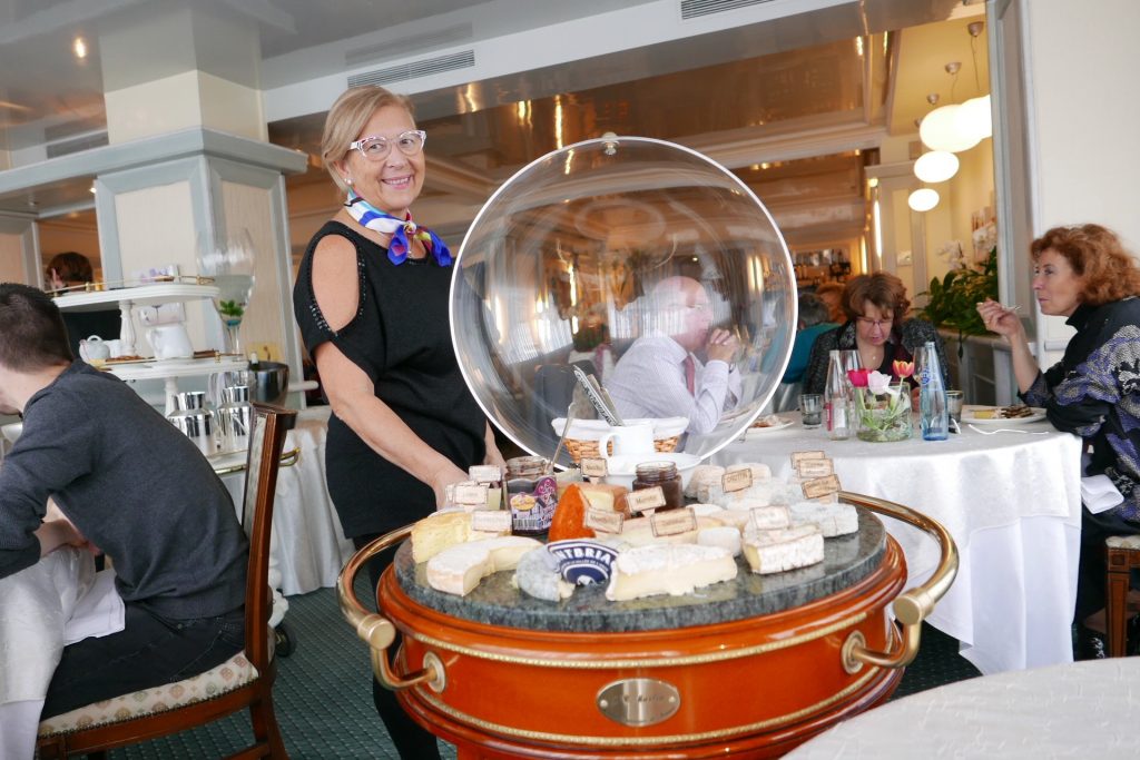Véronique Martin et le plateau de fromages © GP