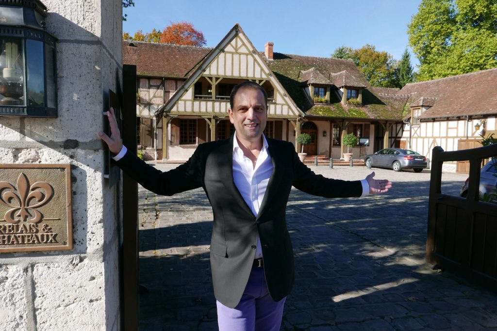 Guillaume Dépéé à l'entré des l'auberge ©