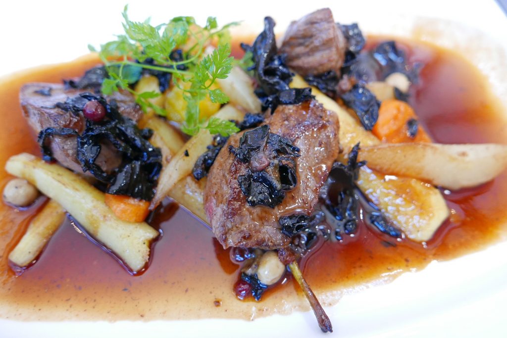 Noisettes de biche, poires, panais, poivrade © GP