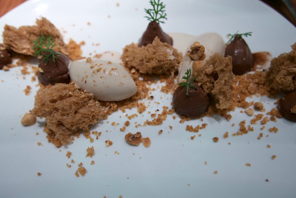 Sponge cake, noisette, chocolat glace noisette © GP