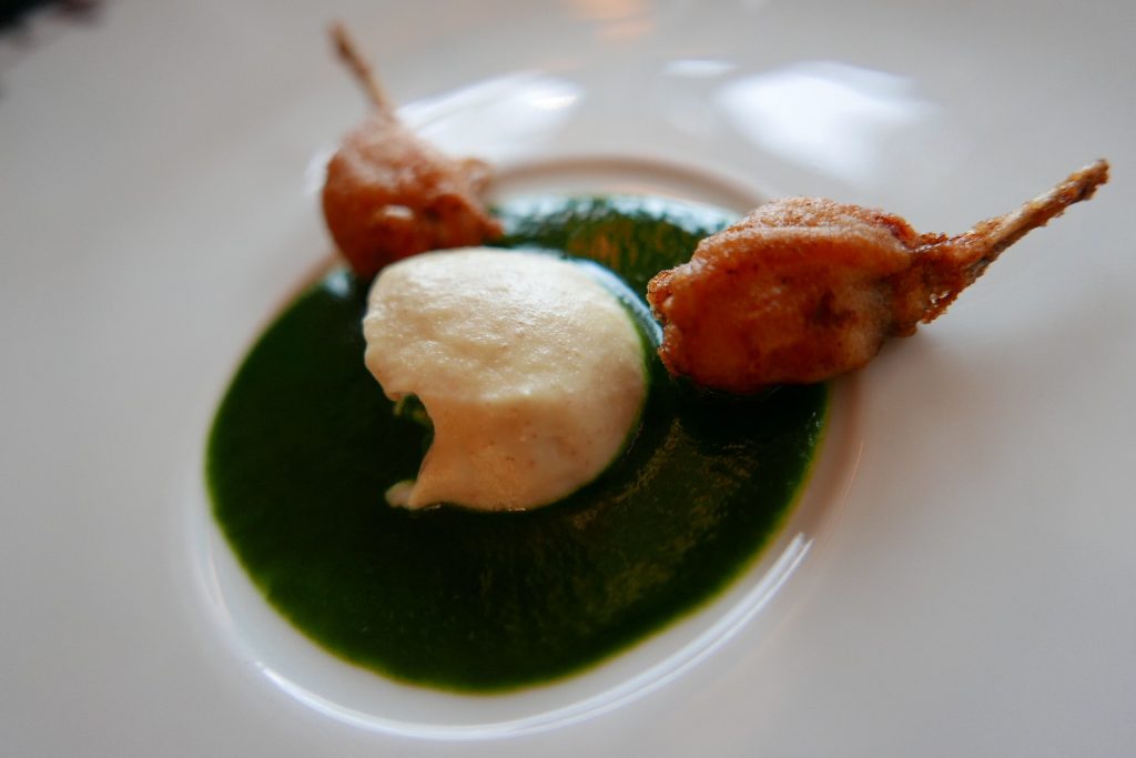Jambonnettes de grenouile, purée d'ail, coulis de persil © GP