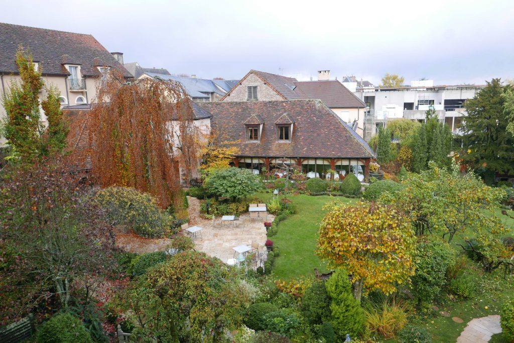 Jardin avec le spa en construction © GP