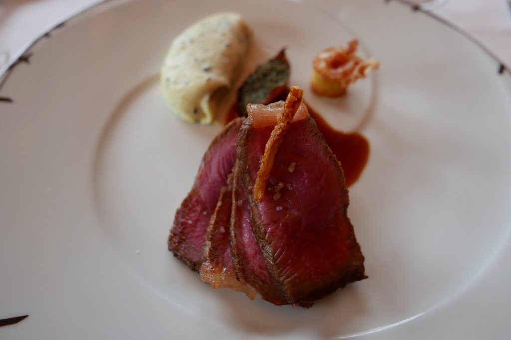 Boeuf de Charolles cuit au foin en croûte d'argile © GP