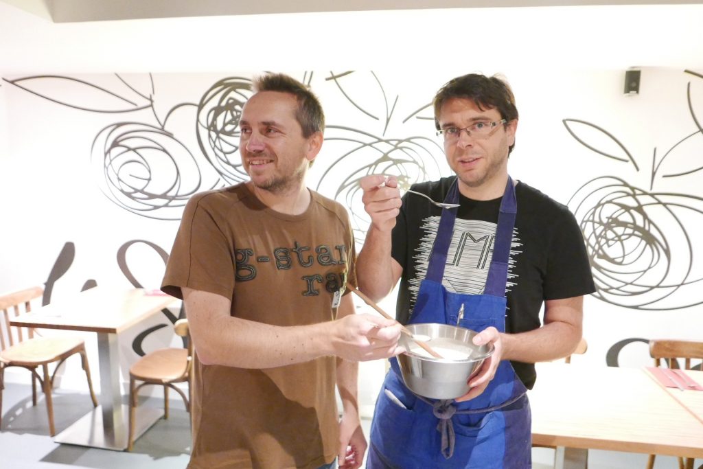 Les frères Gire goûtant la sauce au gwen © GP