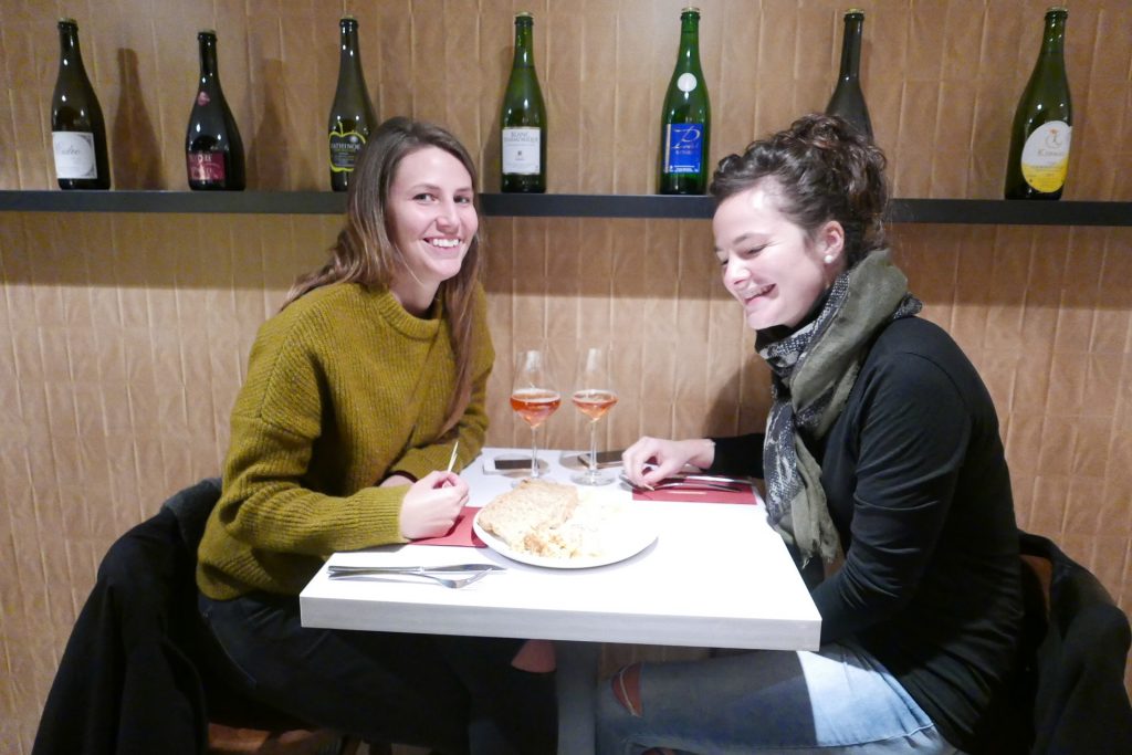 Deux dégustatrices et l'assiette de fromages © GP