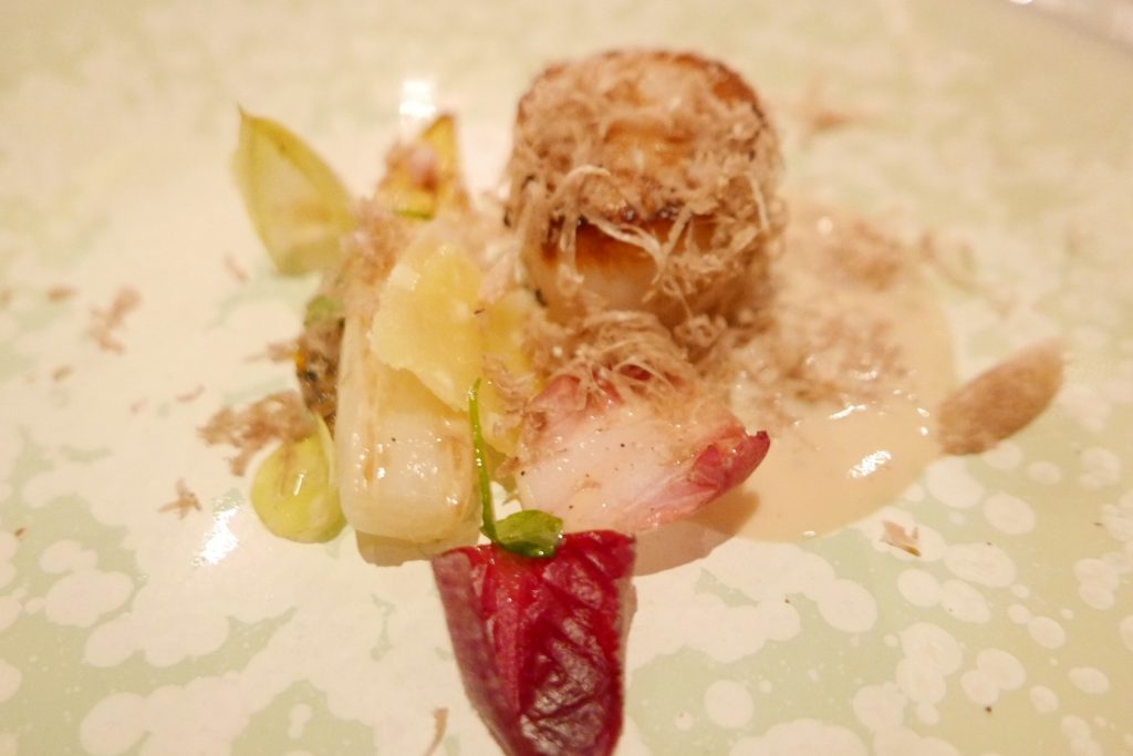 Saint-jacques, truffe blanche, endive confite © GP