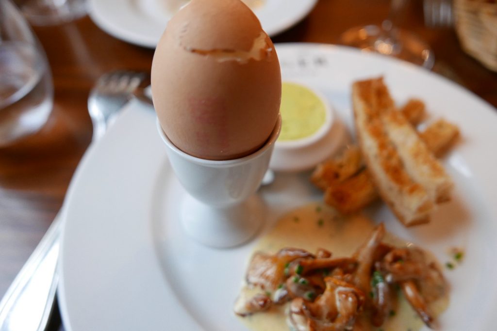 Oeuf coque, girolles, mouillettes, beurre de ciboulette © GP