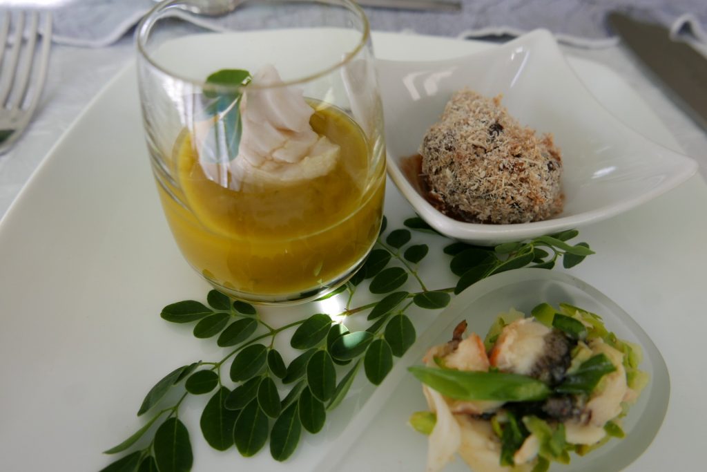 Croustilles de porc, soupe pois cassés, souskai de langouste © GP