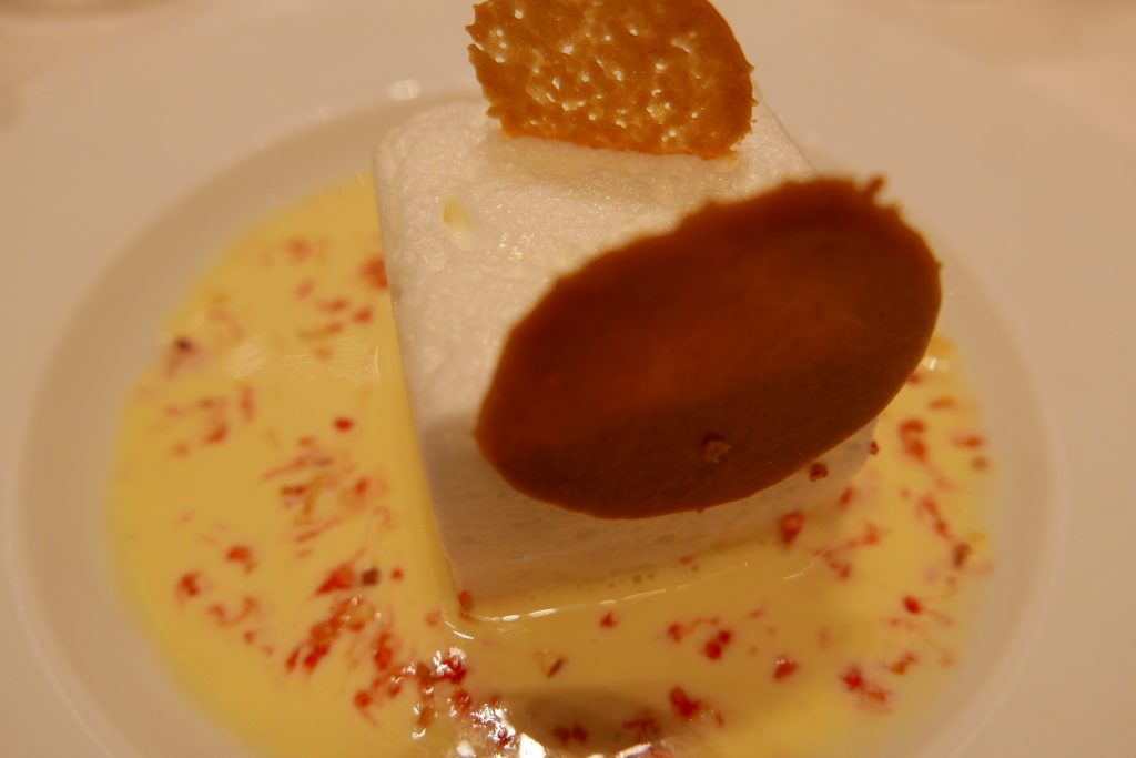 Oeufs en neige, crème anglaise et pralines © GP