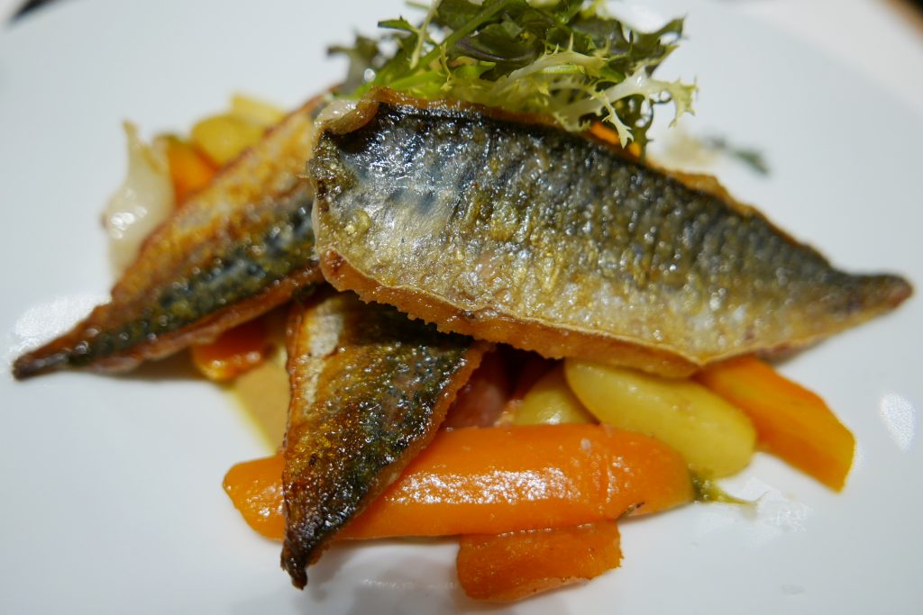 Filet maquereau poêlé, légumes, sauce moutarde © GP
