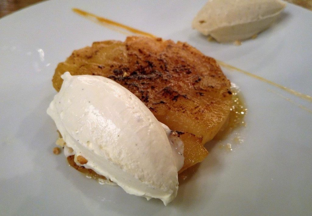 Tarte et pommes, chantilly, glace vanille © AA