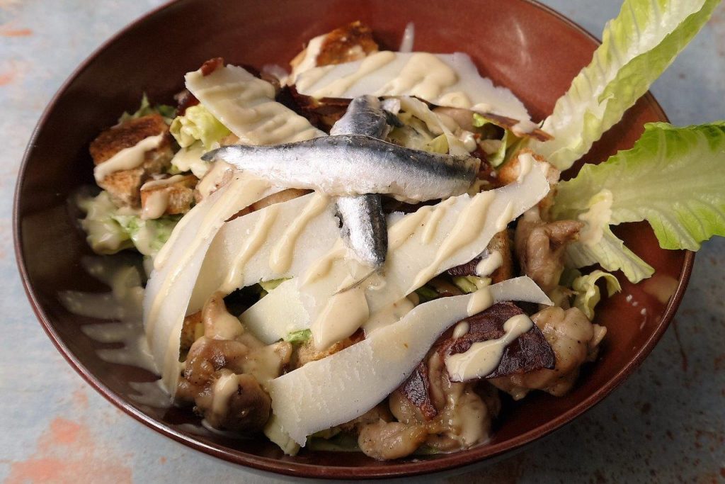 Salade César au poulet © AA