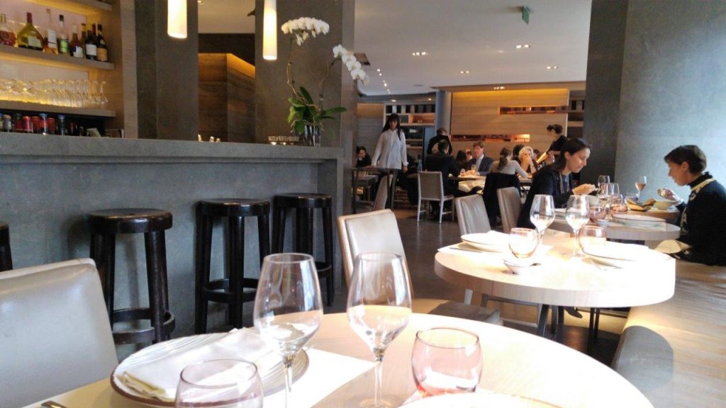 Un coin de table © AA