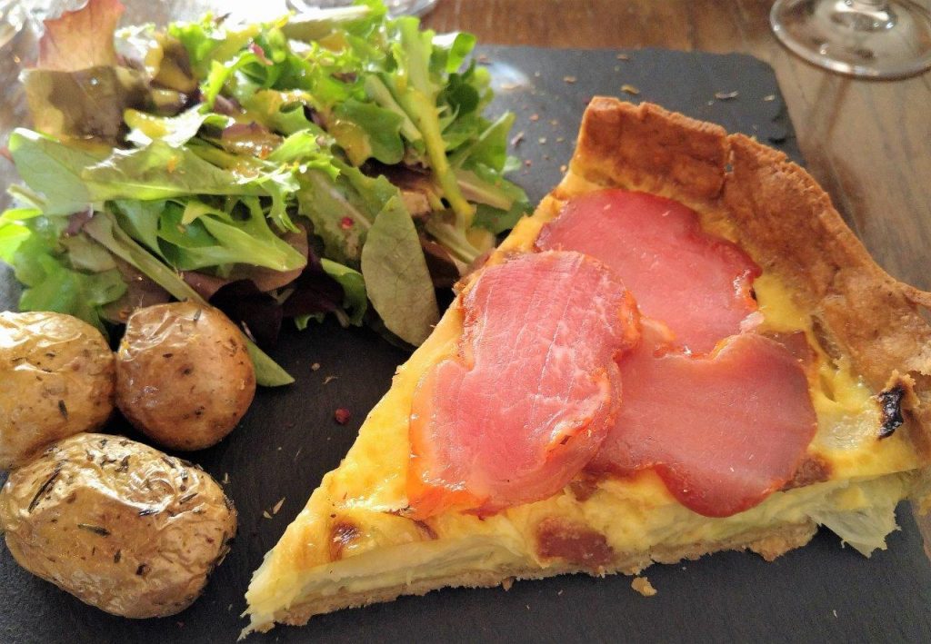 Quiche au cumin, lomo, chou de Chine © AA