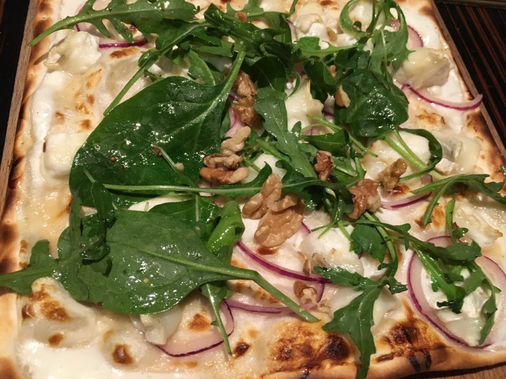 Tarte flambée chèvre et roquette © GP