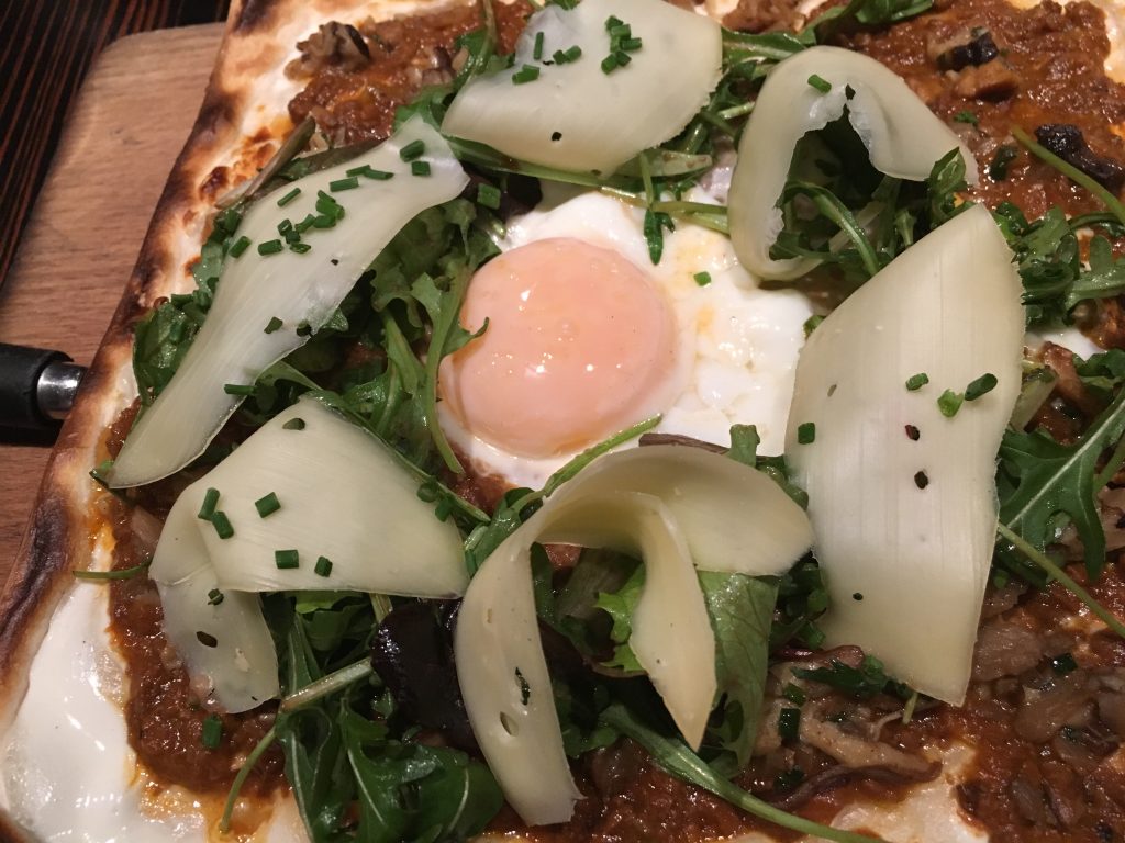 Tarte flambée, oeuf, bolognaise de sanglier © GP