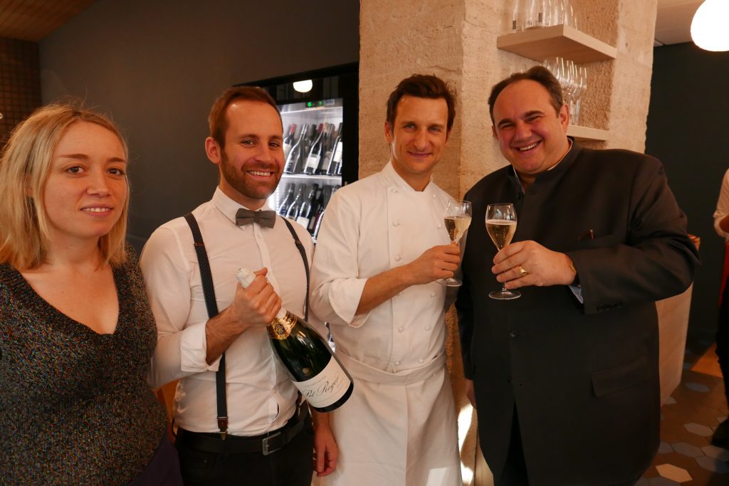 Christophe Saintagne et Hubert de Billy avec Laura Portelli et le maître d'hôtel © GP