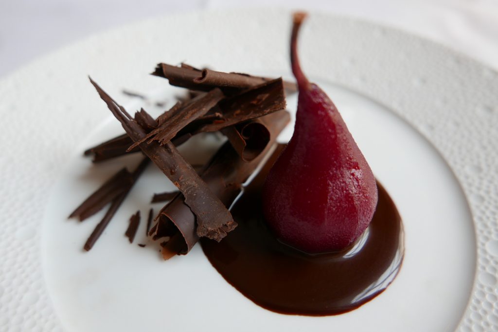 Poire pochée à l'hibiscus et coulis de chocolat © GP