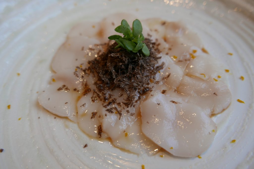 Saint-jacques aux truffes et yuzu © GP